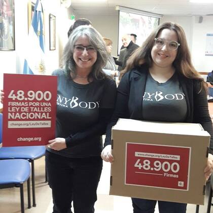 Sara Haywood y Brenda Mato, de AnyBody Argentina, en campaña