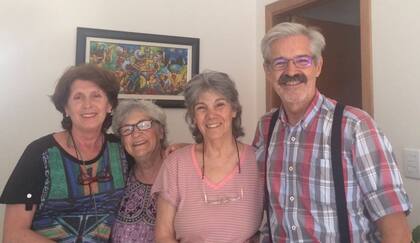 Sara junto a Elsa, Carlos y "Negrita", los primeros tripulantes del motorhome