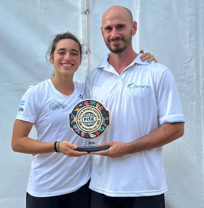 Sara junto a su entrenador durante la última Copa del Mundo en Montpellier en junio de este año