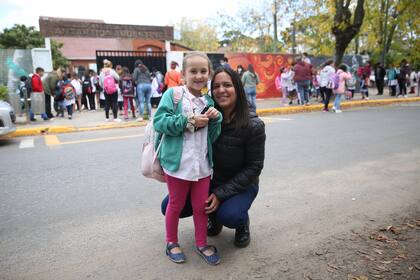 Sara Moricz se radicó en Pinamar con su marido, su hijo y su hija Lucía (foto), que concurre a la escuela pública N° 5. La matrícula escolar creció casi 6% en el distrito 