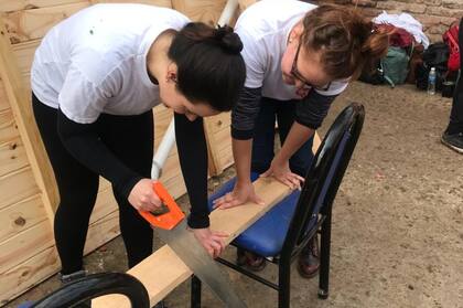 Sara realiza voluntariados en Argentina junto a Ingenieros sin Fronteras y Módulo Sanitario.