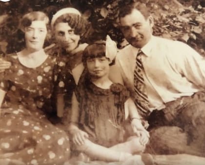 Sara Rus, en familia. Foto: Museo del Holocausto de Buenos Aires