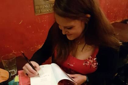 Sara es ingeniera industrial pero le apasiona leer y escribir. Publicó su propio libro y también participó de varias antologías.