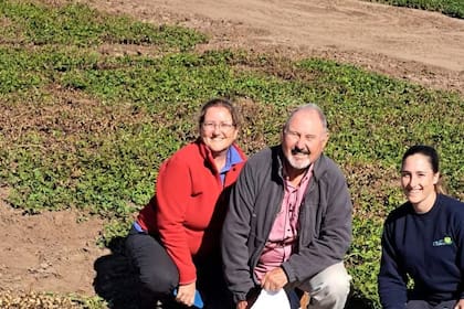 Sara y Juan Soave, con Melina Rosso, en el criadero “El Carmen”