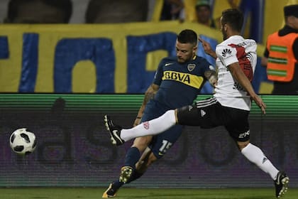 Saracchi intenta bloquear el centro de Nández durante la final de la Supercopa Argentina 2018 que obtuvo River