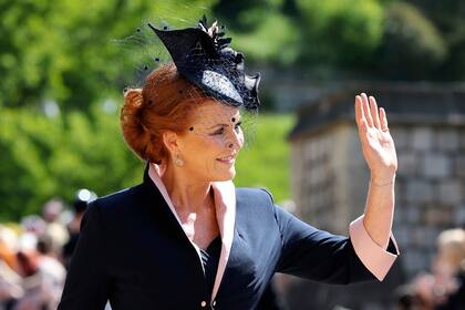 Sarah Ferguson saluda a la multitud frente a la capilla Saint George