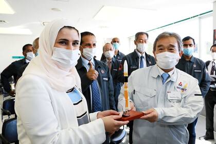 Sarah AlAmeeri, ministra de ciencias avanzadas de Emiratos Árabes Unidos, celebra el despegue exitoso del cohete en Tanegashima Japón, junto a Naohiko Abe, vicepresidente senior de Mitsubishi Heavy Industries