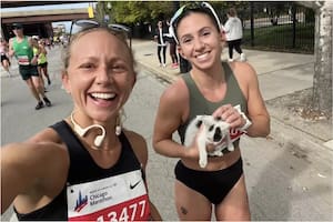 Sarah Bohan, la maratonista que adoptó a un gato en plena carrera