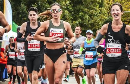 Sarah Bohan se hizo reconocida en 2023 por su caridad al rescatar a un gato en plena maratón