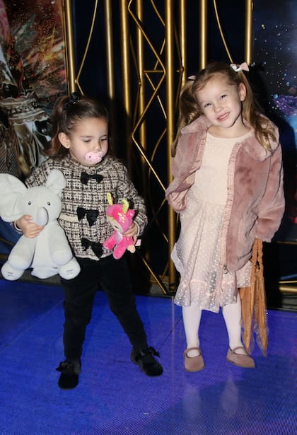 Sarah Burlando, de saco a cuadrillé y pantalón negro, y Ana Moritán, de vestidito de encaje, emularon a sus madres y posaron para los fotógrafos en la previa del show