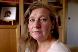 Sarah dice que los medicamentos que le recetaron a su padre hicieron que él se obsesionara con la pornografía.