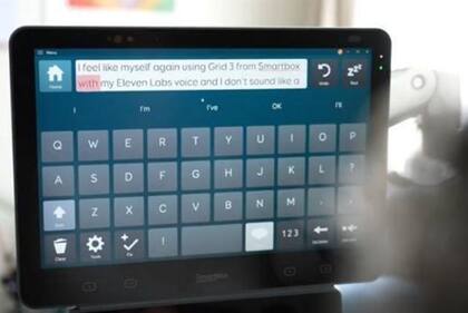 Sarah se comunica con tecnología de la mirada, que ahora utiliza una entonación de su voz joven, antes de que le fuera diagnosticada la ENM.