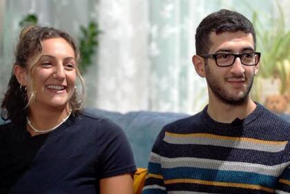 Aviva y Eric dicen que la nueva voz de su madre ha ayudado a unir más a la familia.