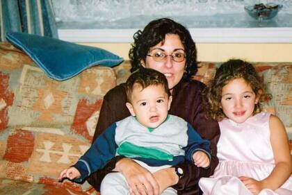 Eric y Aviva (en la foto cuando eran niños) no recordaban la voz de su madre.