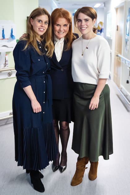 Sarah Ferguson con sus hijas, Beatriz y Eugenia, durante una visita que hicieron a la unidad Teenage Cancer Trust del University College Hospital, en abril pasado. Fergie perderá, como su ex marido, el título de duquesa de York. Beatriz y Eugenia, en tanto, seguirán siendo princesas