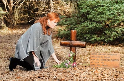 Sarah Ferguson junto a la tumba de Susan y Héctor Barrantes en El Pucará