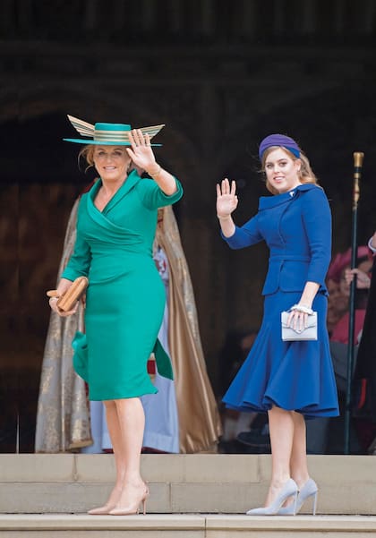 Sarah Ferguson lució un traje de Emma Louise con el mismo clutch vintage con el que su madre, Susan, asistió a su boda con el príncipe Andrés en 1986. A su lado, su hija Beatriz, con diseño de Ralph and Russo adornado con broche de abeja, un guiño al escudo de armas de su madre.