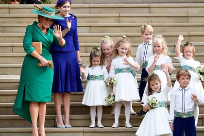 Tras más de dos décadas alejada de la familia real británica, Sarah Ferguson deslumbró en la boda de su hija Eugenia, con un diseño de una firma local, Emma Louise Design. La princesa Beatriz, en tanto, confió su look en la etiqueta Ralph and Russo.