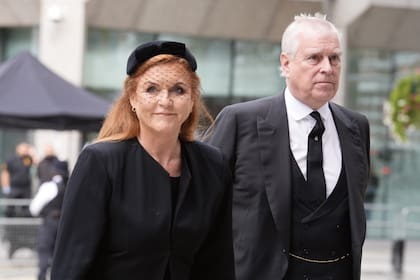 Sarah Ferguson y el
príncipe Andrés llegaron juntos a la catedral