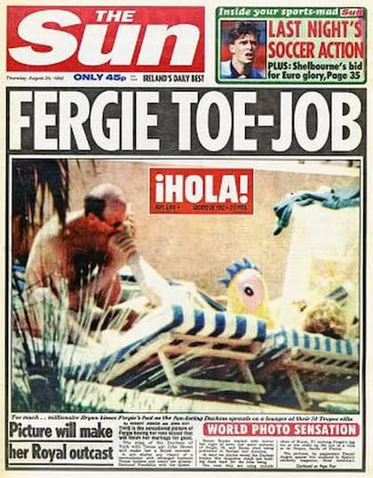 Sarah Ferguson y su amante, John Bryan, en la tapa de The Sun que bautizó el caso como el "toe job scandal"