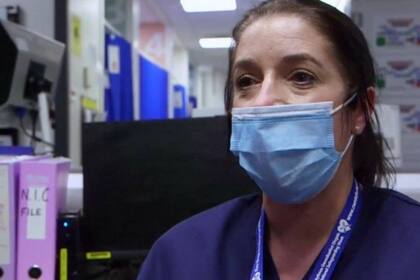 Sarah Fogarasy es enfermera en la unidad de emergencias del Hospital Royal Glamorgan en Gales