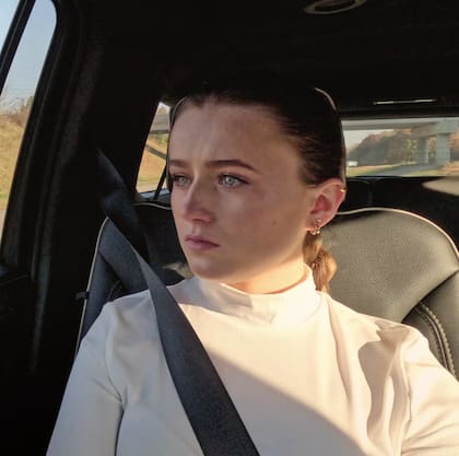 Sarah, hija de Jason, se convirtió en una voz de apoyo para varios jóvenes que perdieron a sus padres durante la infancia. Foto: Netflix