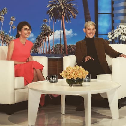 Sarah Hyland durante una entrevista con Ellen DeGeneres en 2019 (Crédito: Instagram/@sarahhyland)