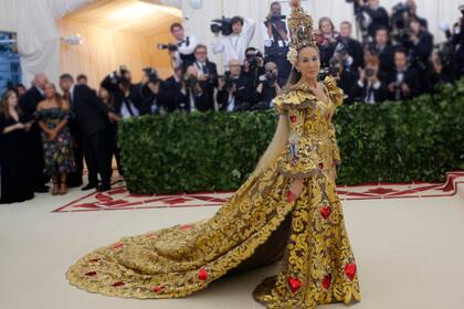 Sarah Jessica Parker fue, en 2018, una de las celebridades más festejadas de la velada. La actriz optó por un diseño de Dolce & Gabbana para atender a la consiga "Cuerpos celestiales: la moda y la imaginación católica". Pero lo más importante lo llevó en la cabeza: un pesebre con las figuras de María, José y el niño Jesús