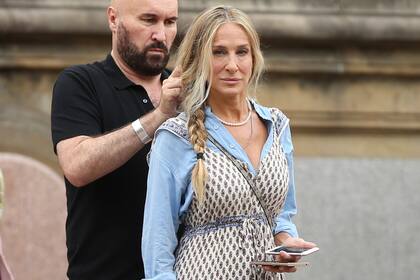 Sarah Jessica Parker con el estilista Serge Normant en el set de filmación de And Just Like That, en pleno Central Park, de Nueva York