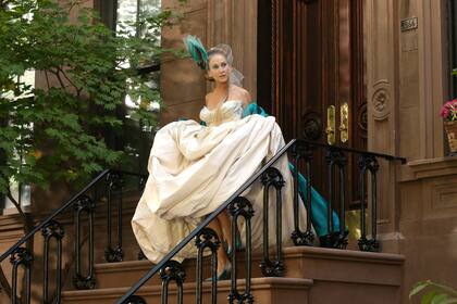 Sarah Jessica Parker filmando escenas de la segunda temporada de And Just Like That en el West Village con el vestido de novia creado por Vivienne Westwood para su personaje, Carrie Bradshaw