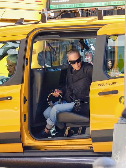 Sarah Jessica Parker fue vista comprando algunos productos en el supermercado Trader Joe's en el centro de Manhattan, para luego parar un taxi y tener algunas dificultades para cerrar la puerta antes de marcharse