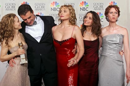 Sarah Jessica Parker junto a Chris Noth, Kim Cattrall y Kristin Davis en la entrega de los premios Globo de Oro