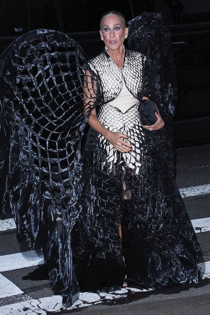 Sarah Jessica Parker llega a la Fall Fashion Gala con un vestido de Van Herpen con enormes alas caladas
