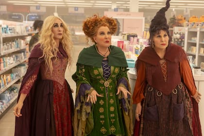 Sarah Jessica Parker (Sarah Sanderson), Bette Midler (Winifred Sanderson) y Kathy Najimy (Mary Sanderson)