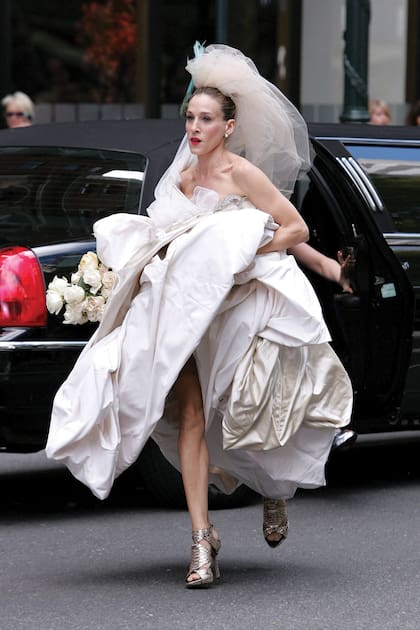 Sarah Jessica Parker se puso en la piel de Carrie Bradshaw desde 1998 hasta 2004 en la serie Sex and the City. Luego, siguieron sus dos películas y actualmente volvió a calzarse sus zapatos en la secuela And Just Like That...
