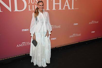 Sarah Jessica Parker se vistió íntegramente de blanco para la presetación de la nueva temporada de And Just Like That..., con un estilo muy boho-chic