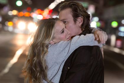 Sarah Jessica Parker junto a John Corbett en un capítulo de la historia de amor que interpretan en And Just Like That...