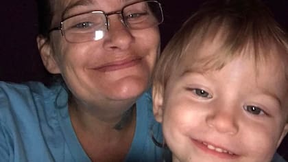 Sarah, la madre de Bronson Battersby, junto a su hijo