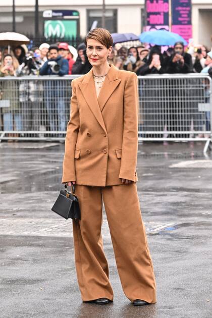 Sarah Paulson antes de entrar al desfile de Fendi: la actriz apostó al color con este amplio traje de saco y pantalón en tonos tierra 