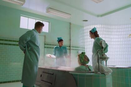 Sarah Paulson como la enfermera Ratched en una escena de la serie del mismo nombre