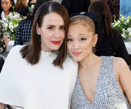 Sarah Paulson y Ariana Grande en el Museo de la Academia de Artes
