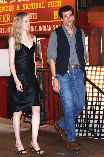 Sarah Pidgeon and Paul Kelly, caracterizados como JFK Jr y Carolyn Bessette en las grabaciones de American Love Story