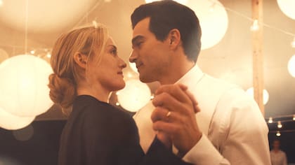 Sarah Pidgeon como Carolyn Bessette Kennedy y Paul Kelly como John F. Kennedy Jr. en la serie que rejuveneció a Nueva York