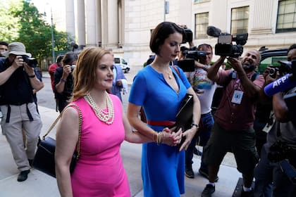 Sarah Ransome (D) y Elizabeth Stein, dos de las víctimas del caso, llegan a la corte en Nueva York