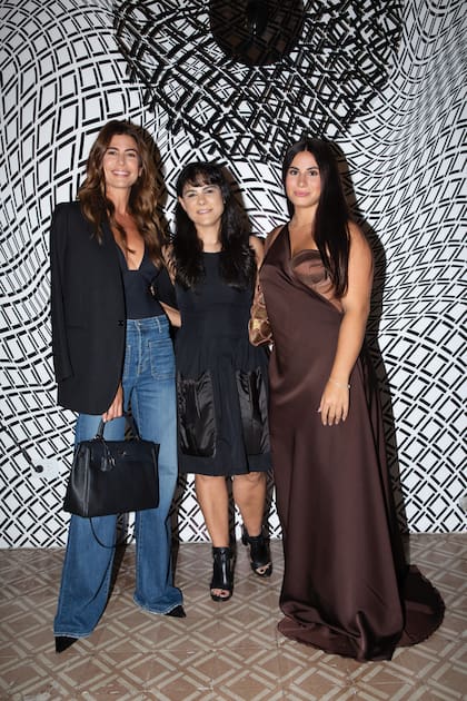 Sarah Stewart
Brown posó feliz
con su hija, Lola
Lanata, y con
Juliana Awada,
que es conocida
por su afición
al arte. La ex
primera dama
eligió para el
preopening un
cancherísimo
conjunto de top
escotado, jeans
de tiro alto y
blazer.