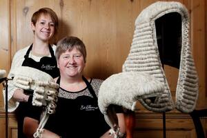 Sarah y Sandra Bartlett, elaboran pelucas para la justicia británica en Ede & Ravenscroft.