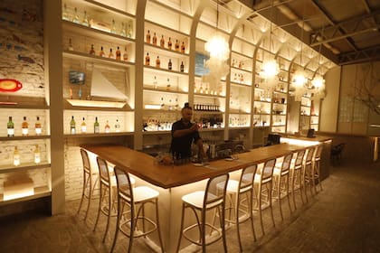 Sarasanegro cuenta también con una cava propia y una barra de bebidas