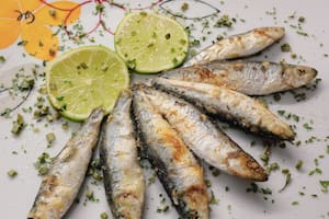 Sardinas asadas con costra de ajo y hierbas