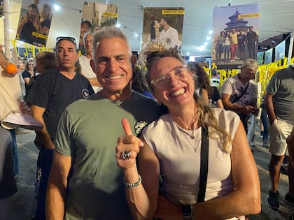 Sari y Ami en la Plaza de los Rehenes de Tel Aviv