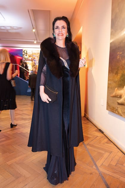 Sarita Smith Estrada apostó por el negro con un vestido con transparencias y capa con solapa de piel.